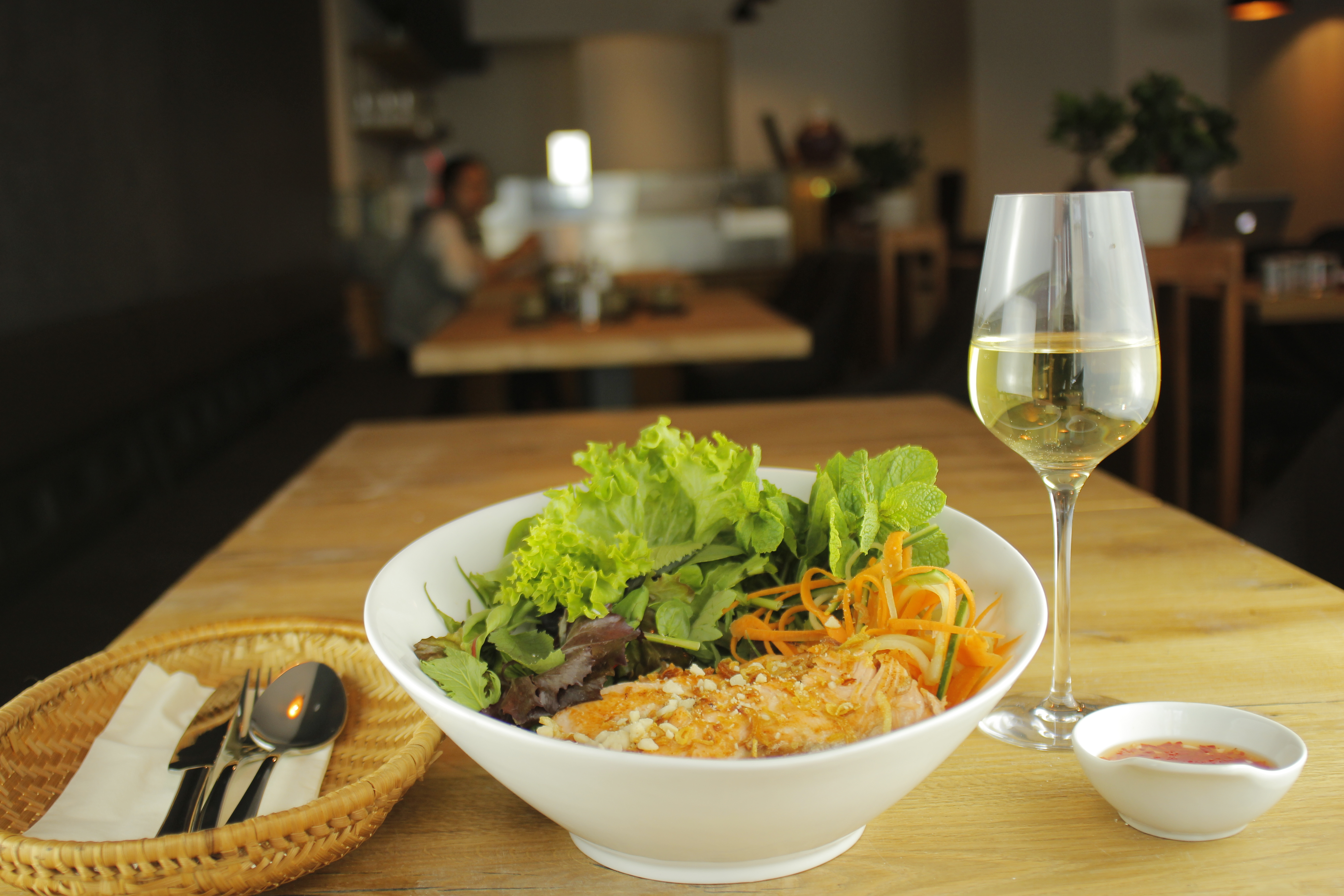 Zahlreiche vietnamesische Reisnudelsalate, bsw. Bun cha Hanoi, Bun Nem, Bun cha La Lot, Bun Bo nambo, Bun Ca hoi, Bun thap cam und eine Auswahl an vegetarischem Bun Tofu